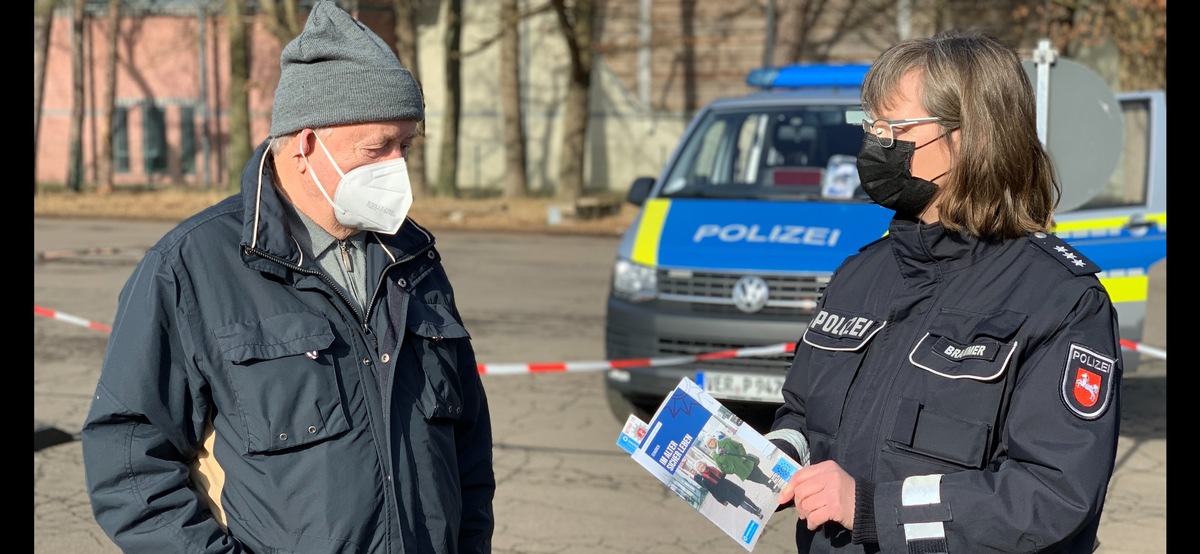 POL-VER: ++ Präventionskampagne vor dem Impfzentrum ++ Verdener Polizeibeamte warnen Senioren vor Straftaten und geben Tipps ++