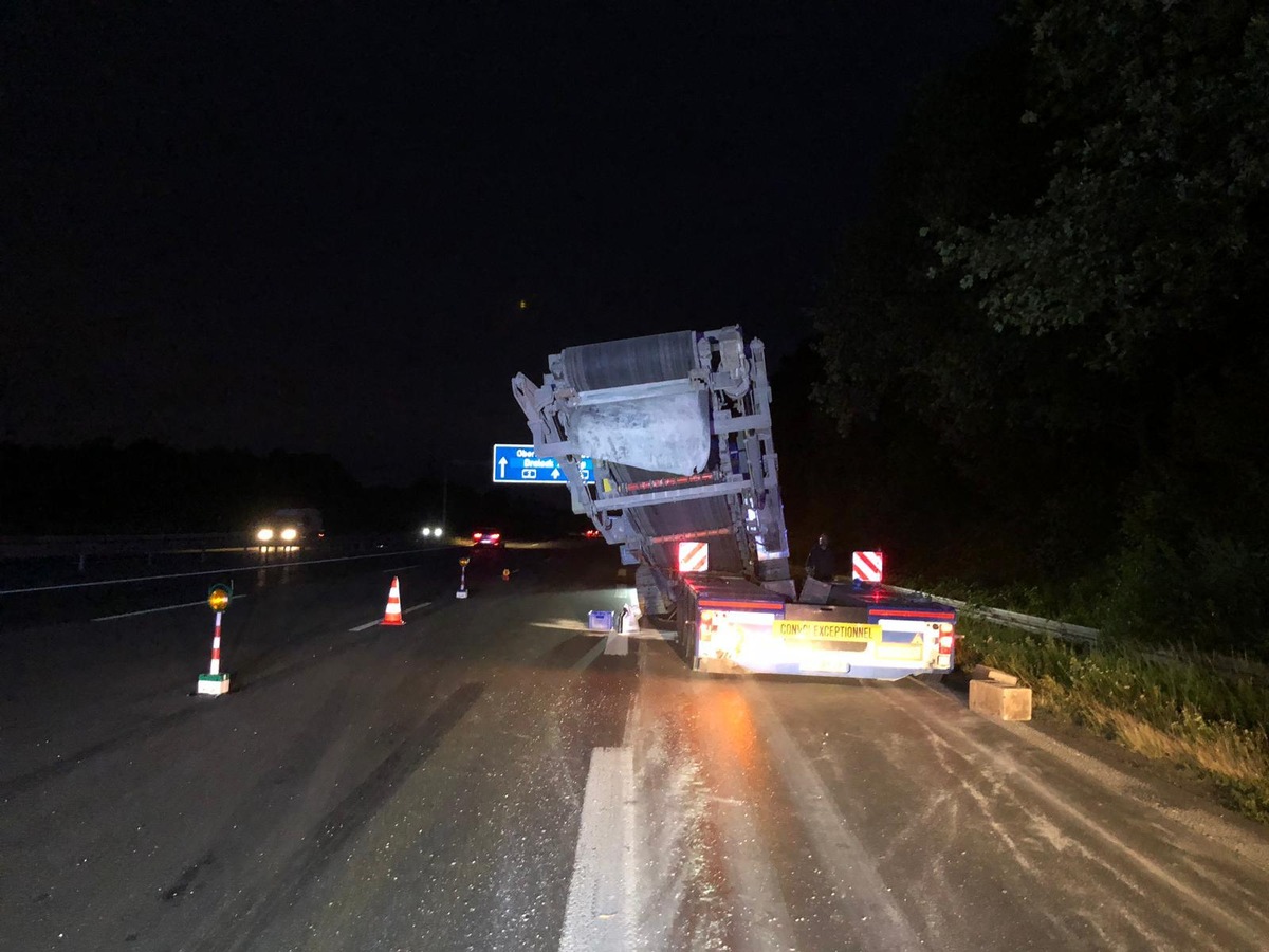 POL-MS: A 2 - Auflieger droht umzukippen - Verkehrsbehinderungen