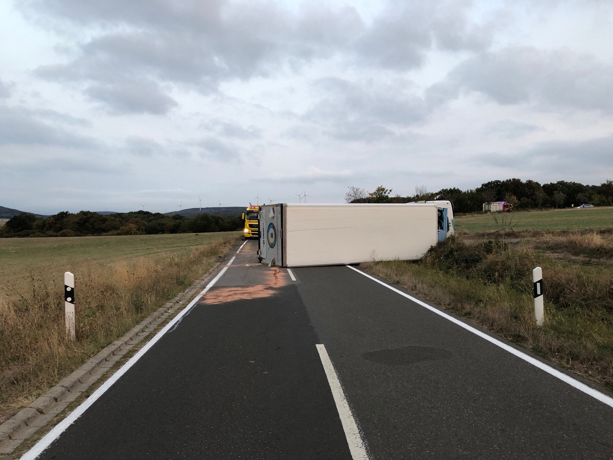 POL-PDKH: Unfall mit umgestürztem LKW