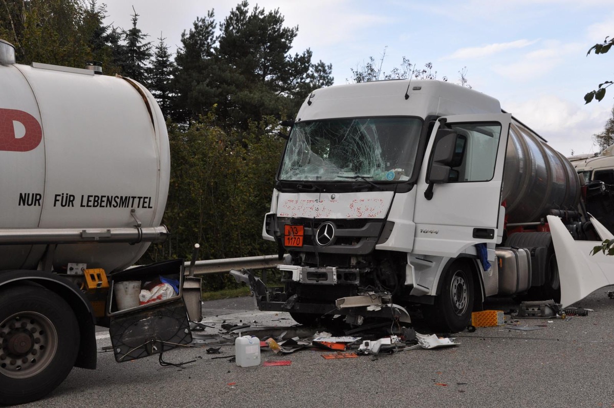 POL-WL: Schwerer Verkehrsunfall mit vier beteiligten Lkw