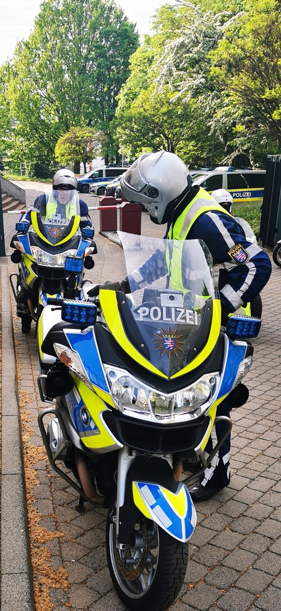 POL-OF: Roter Polo fährt mehrfach in Gegenverkehr; Traktor überrollt Landwirt; Kontrolle über Wagen verloren: 23-Jähriger bei Alleinunfall verletzt und mehr