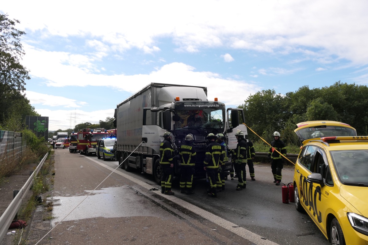 FW-DO: LKW Auffahrunfall auf der BAB 45 bei Eichlinghofen - Feuerwehr muss den Fahrer befreien