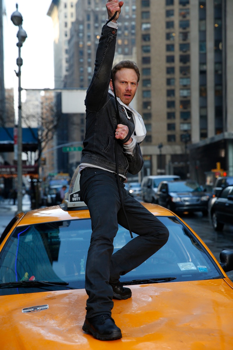 &quot;Man steht nicht jeden Tag mit einer Kettensäge in Manhattan und brüllt &#039;Lasst uns ein paar Haie killen&#039;!&quot; / Ian Ziering im TELE 5-Interview über seine Hauptrolle in &quot;Sharknado 2&quot; (FOTO)