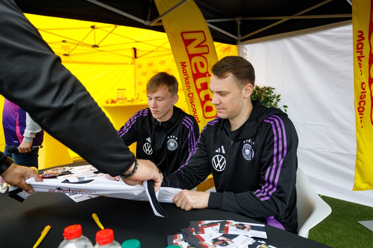 Doppelpass: Autogrammstunde mit Manuel Neuer und Maximilian Beier der deutschen Fußballnationalmannschaft