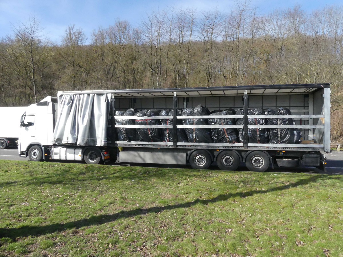 POL-KS: Autobahnpolizei stoppt gefährlich beladenen Sattelzug auf A 44: Verantwortlichen erwartet hohes Bußgeld