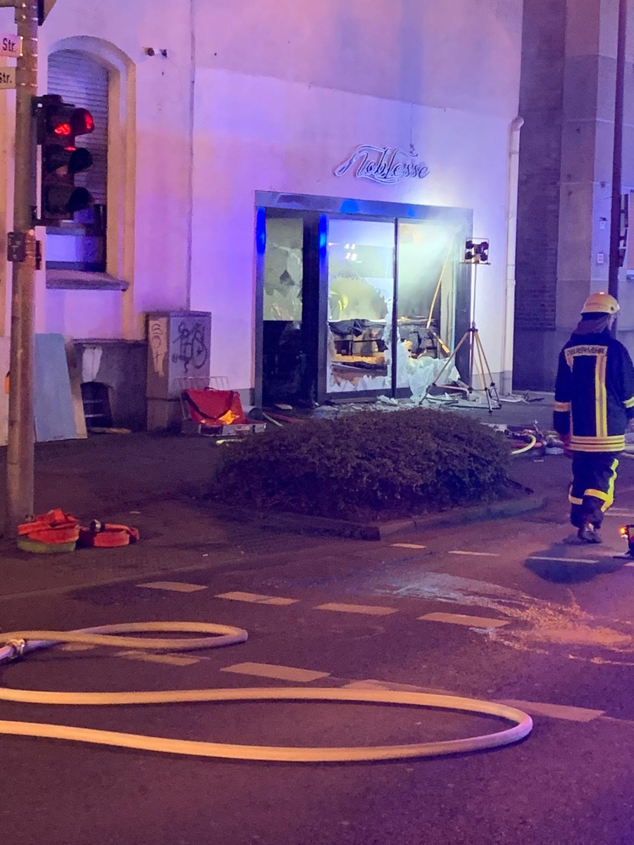 FW-RE: Feuer in einer Shisha-Bar - 3 Personen aus Gebäude gerettet