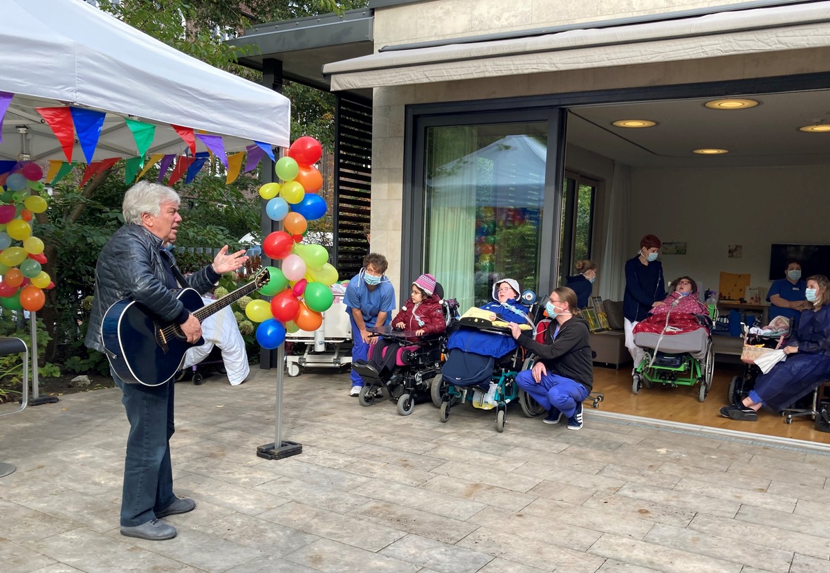 Rolf Zuckowski singt im Lufthafen am Altonaer Kinderkrankenhaus