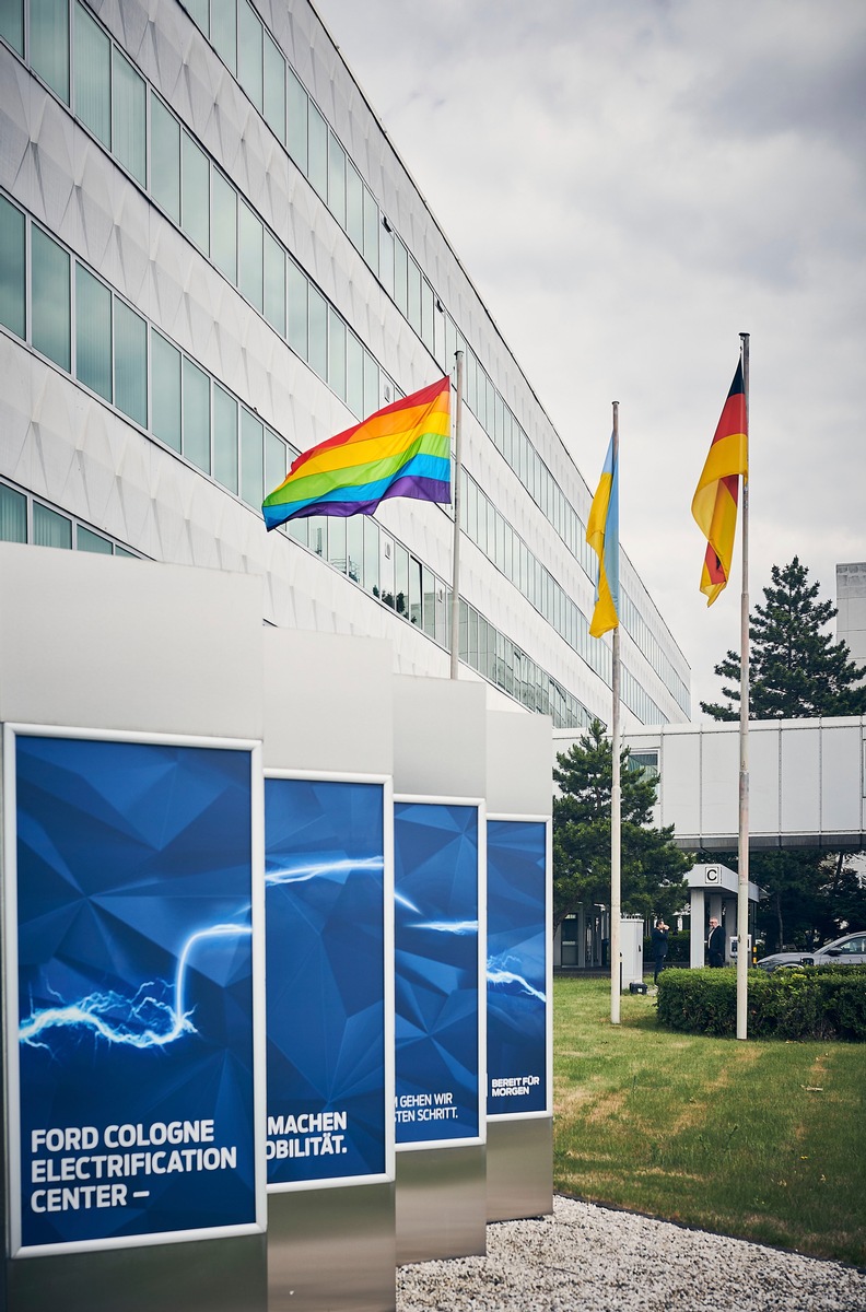 Ford in Deutschland feiert Diversity Day mit Pride Flagge