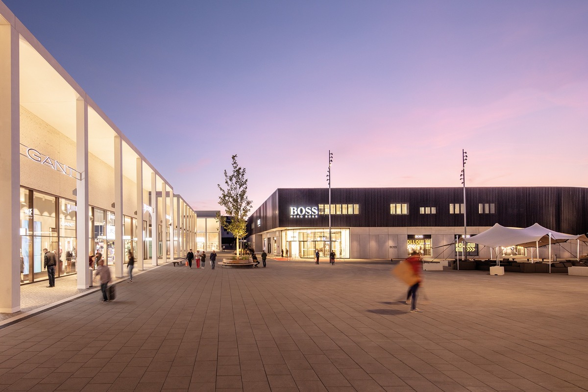 Outletcity Metzingen: 50 Jahre Boss Outlet in Metzingen