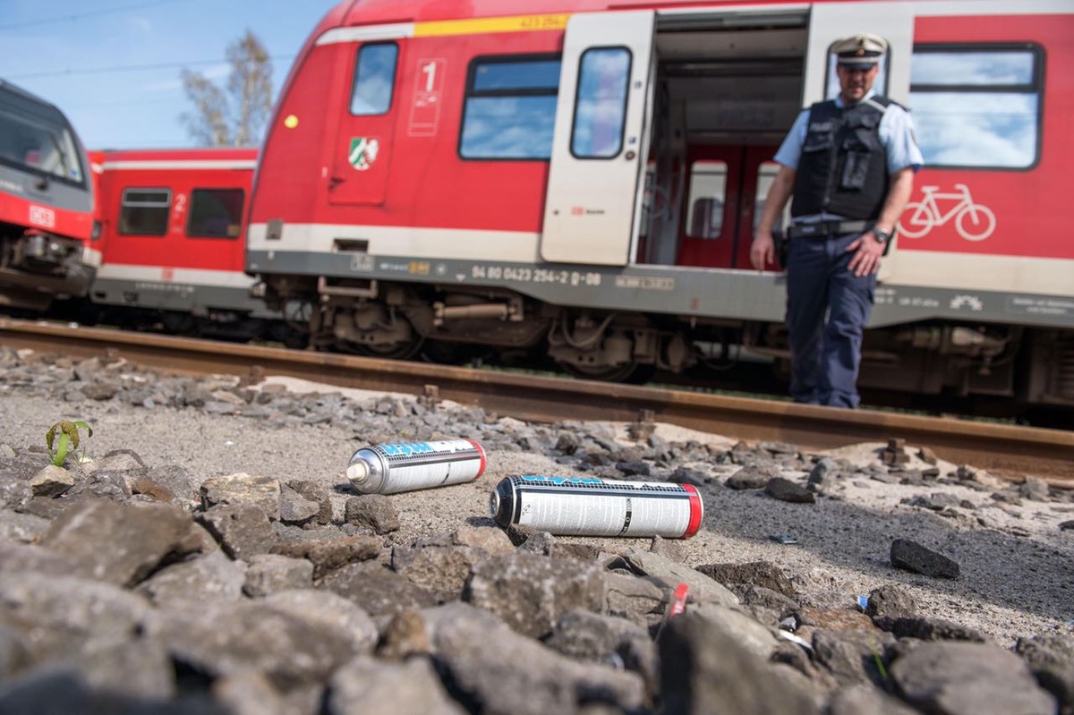 BPOL NRW: Nach Serie von Graffitis - Bundespolizei nimmt zwei Tatverdächtige fest - Wohnungsdurchsuchungen in Dortmund und Mülheim