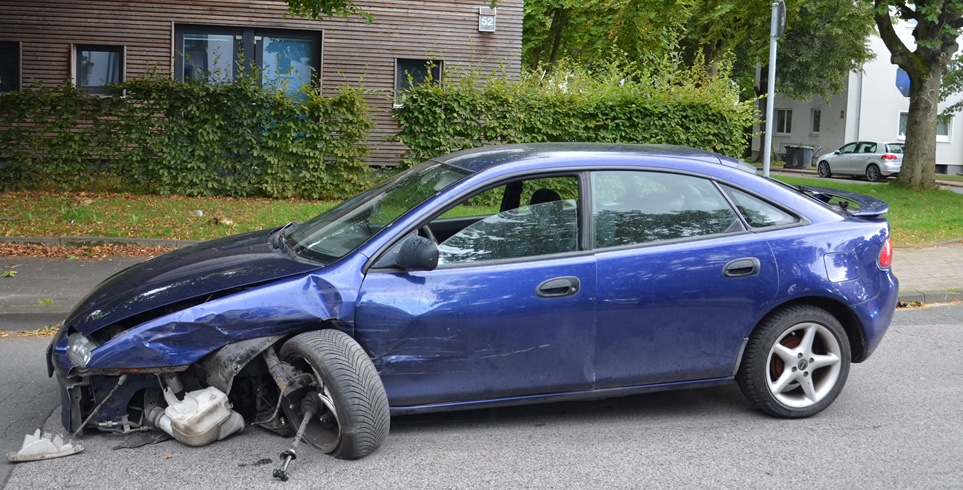 POL-HF: Verkehrsunfall beim Abbiegen - VW stößt gegen Mazda