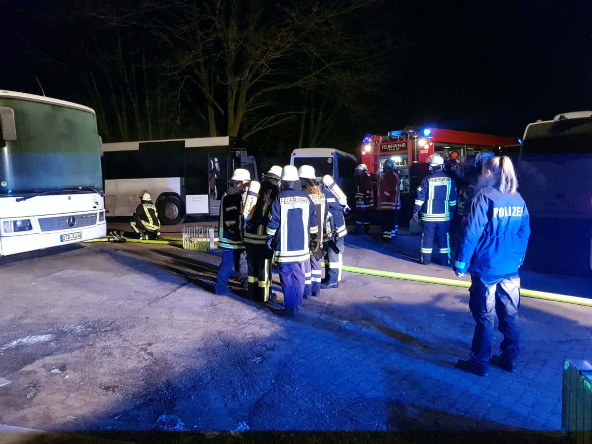 POL-STD: Abgestellter Linienbus in Himmelpforten ausgebrannt, Einbrüche im Landkreis