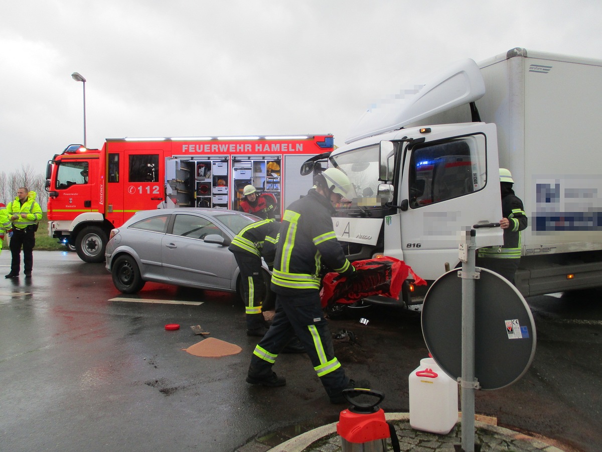 POL-HM: Drei Verletzte nach Kollision zwischen Lkw und Pkw