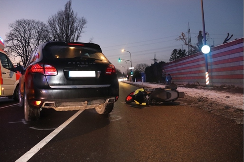 POL-ME: Rollerfahrer stürzt und rutscht unter Porsche - schwer verletzt - Langenfeld - 2401077