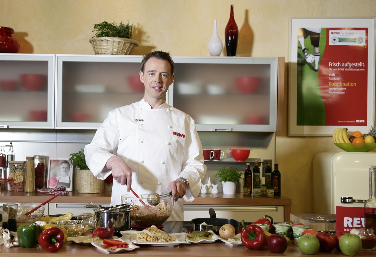 REWE präsentiert Vitalitätsprogramm im Fernsehen - DFB Sternekoch Holger Stromberg kocht auf Sat.1