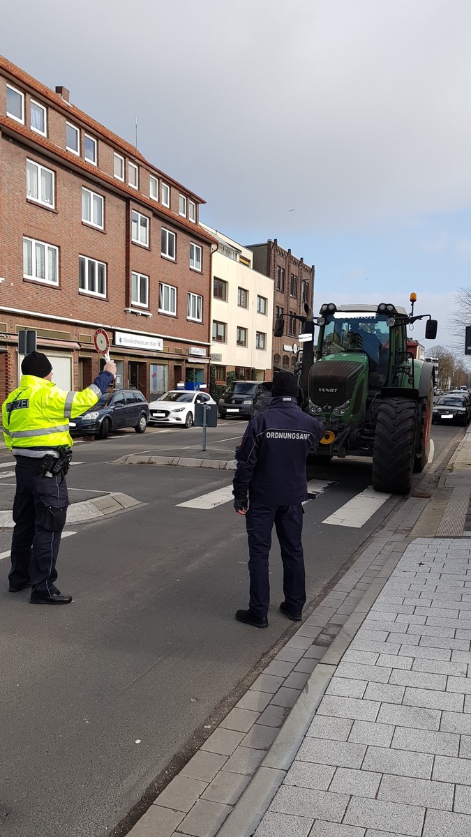 POL-WHV: Gemeinsame Kontrollen von der Polizei und vom Ordnungsdienst (2 Fotos) anlässlich der Sperrung der Jachmannbrücke - Polizei kündigt weitere Kontrollen an