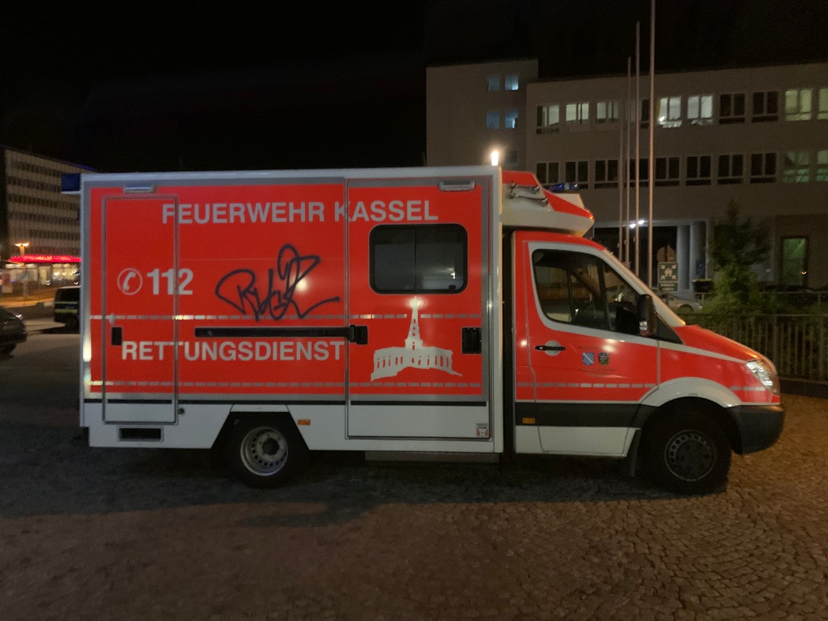 POL-KS: Rettungswagen während Einsatz mit Graffiti besprüht: Zeugen gesucht