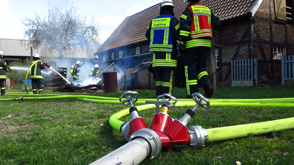 FW-WRN: FEUER_2 - Wehralarm - Brennt Schuppen am Haus