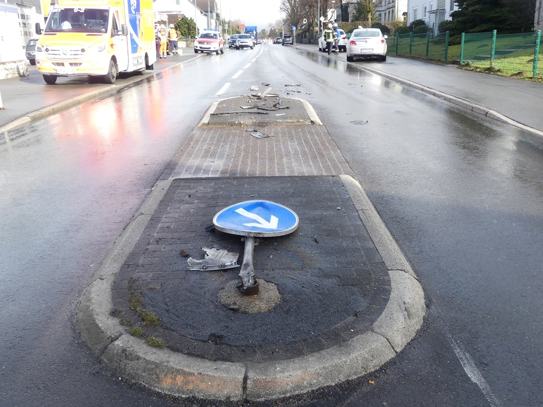 POL-GM: Ein verletzter Autofahrer durch Kollision mit einer Verkehrsinsel