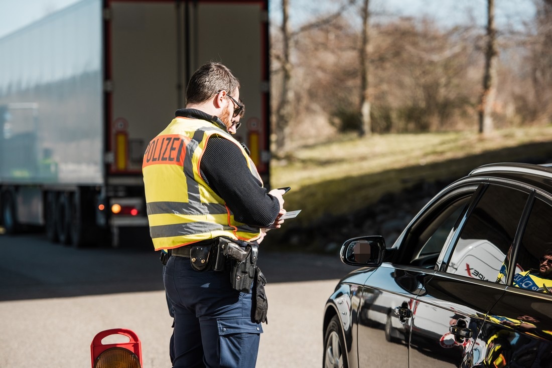 Bundespolizeidirektion München: Geschleuster wegen Mordes gesucht/ Bundespolizei bringt Migranten in Auslieferungshaft