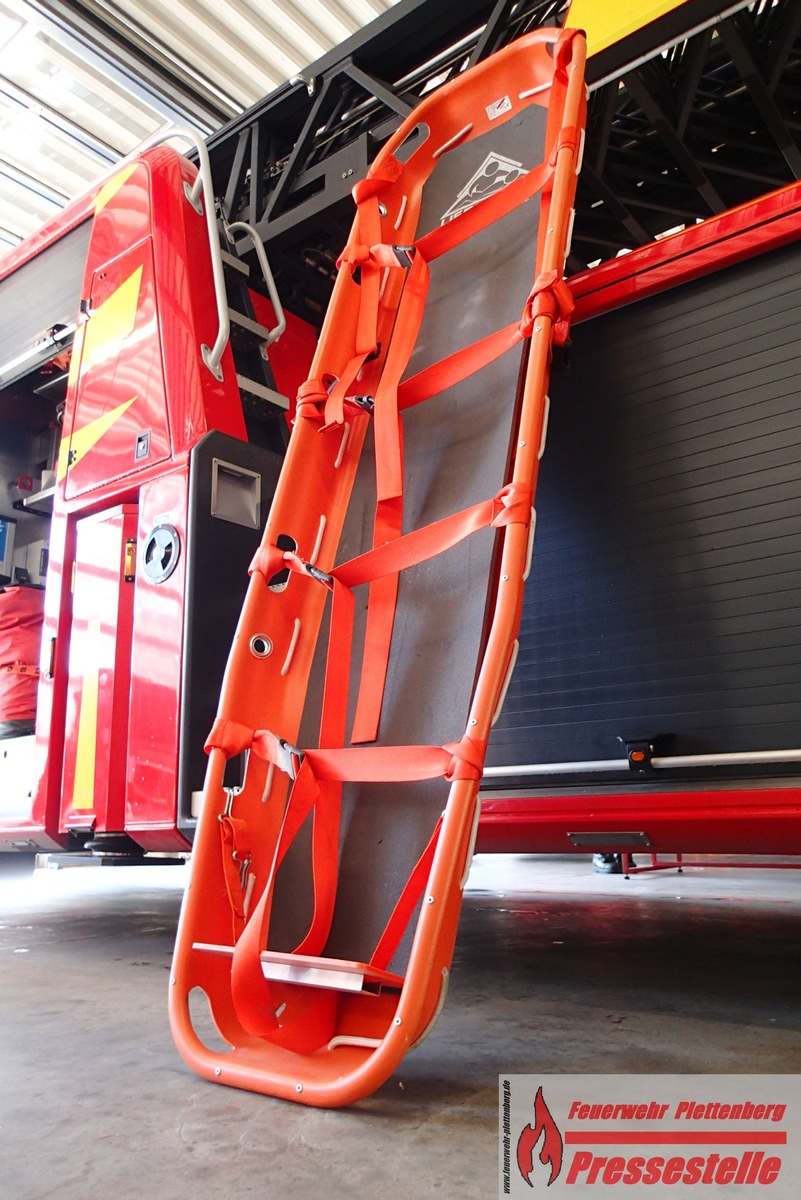 FW-PL: OT-Stadtmitte. Mitarbeiter eines Industriebetriebes stürzt von Leiter und wird schwer verletzt. Rettung über Spezialtrage der Feuerwehr.