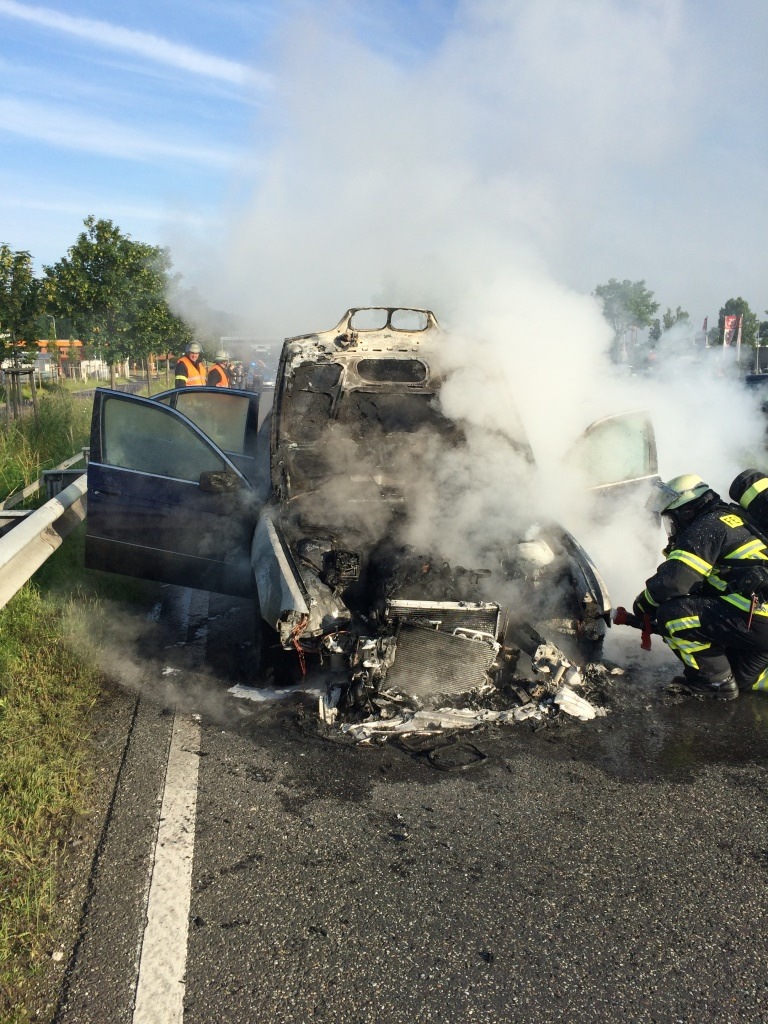 POL-PPKO: Pkw-Brand auf der B 9 in Koblenz