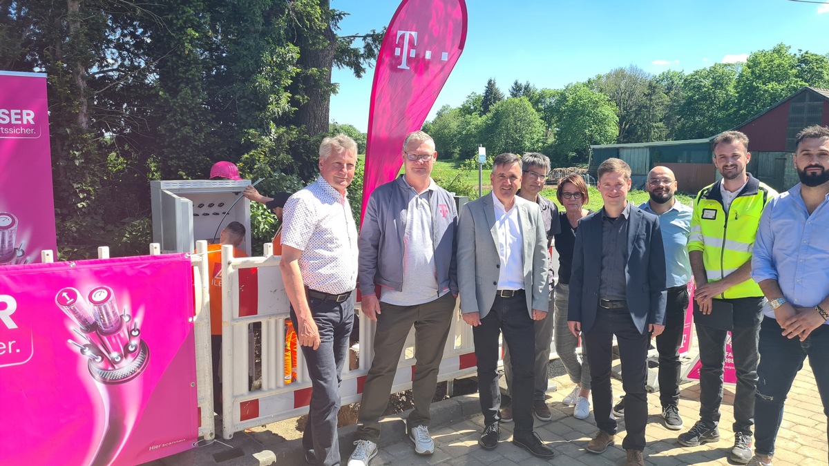 Im Plan: Bürgermeister Marcus Weise besucht Glasfaser-Baustelle der Telekom