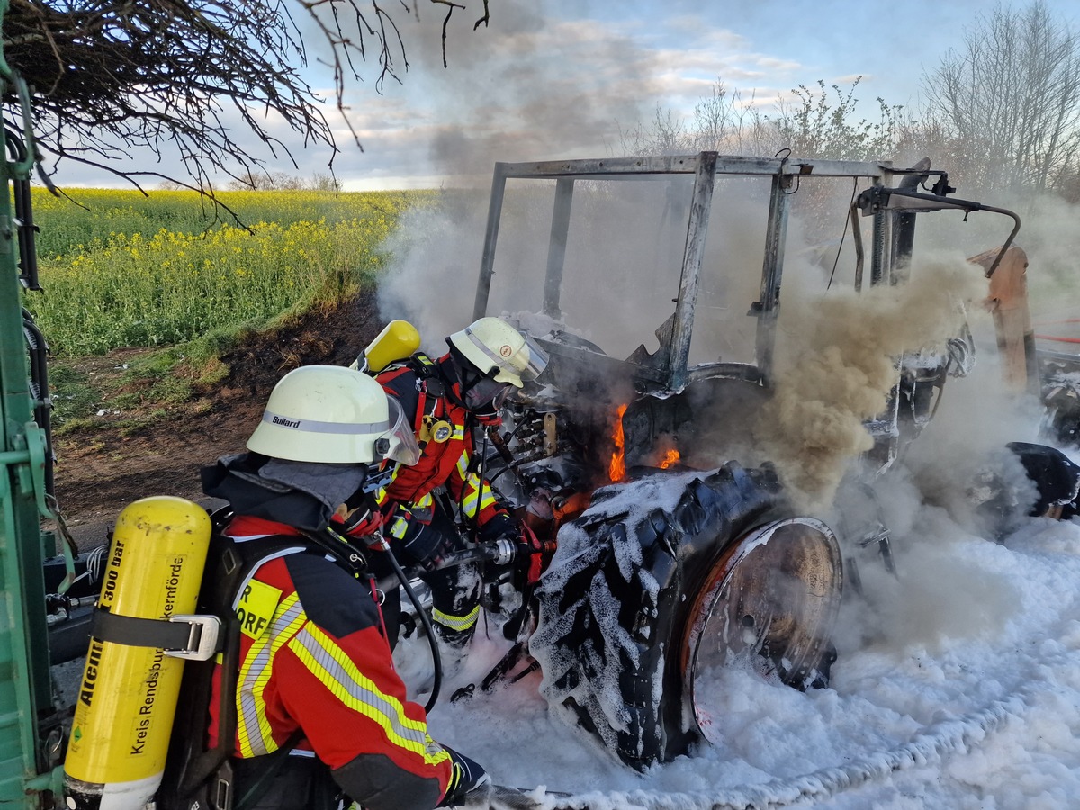 FW-RD: Trecker brennt völlig aus - 35 Einsatzkräfte im Einsatz