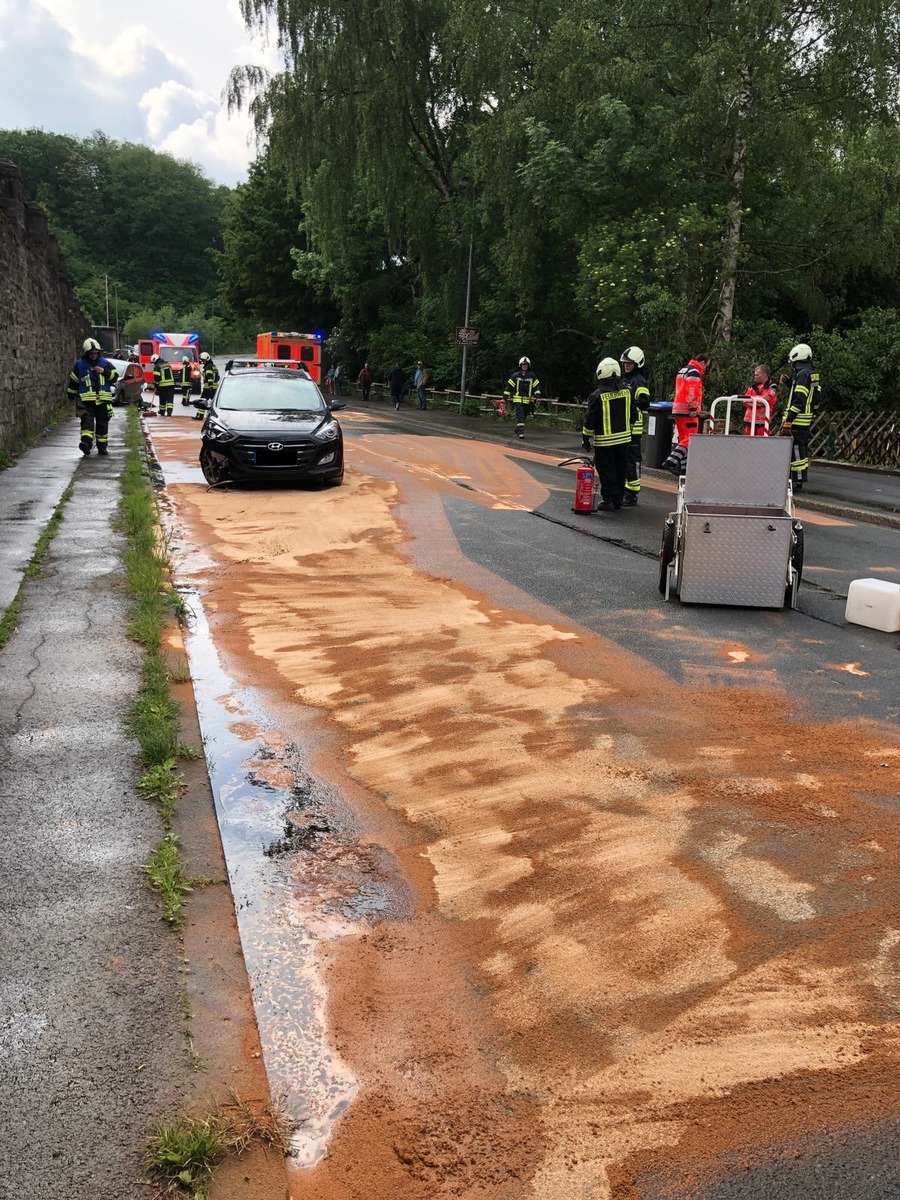 FW-EN: Sperrung der Hattinger Straße nach Verkehrsunfall