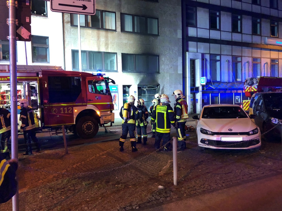 FW-GE: Brennender Müllcontainer in der Gelsenkirchener Innenstadt sorgt für Großeinsatz der Feuerwehr Gelsenkirchen.