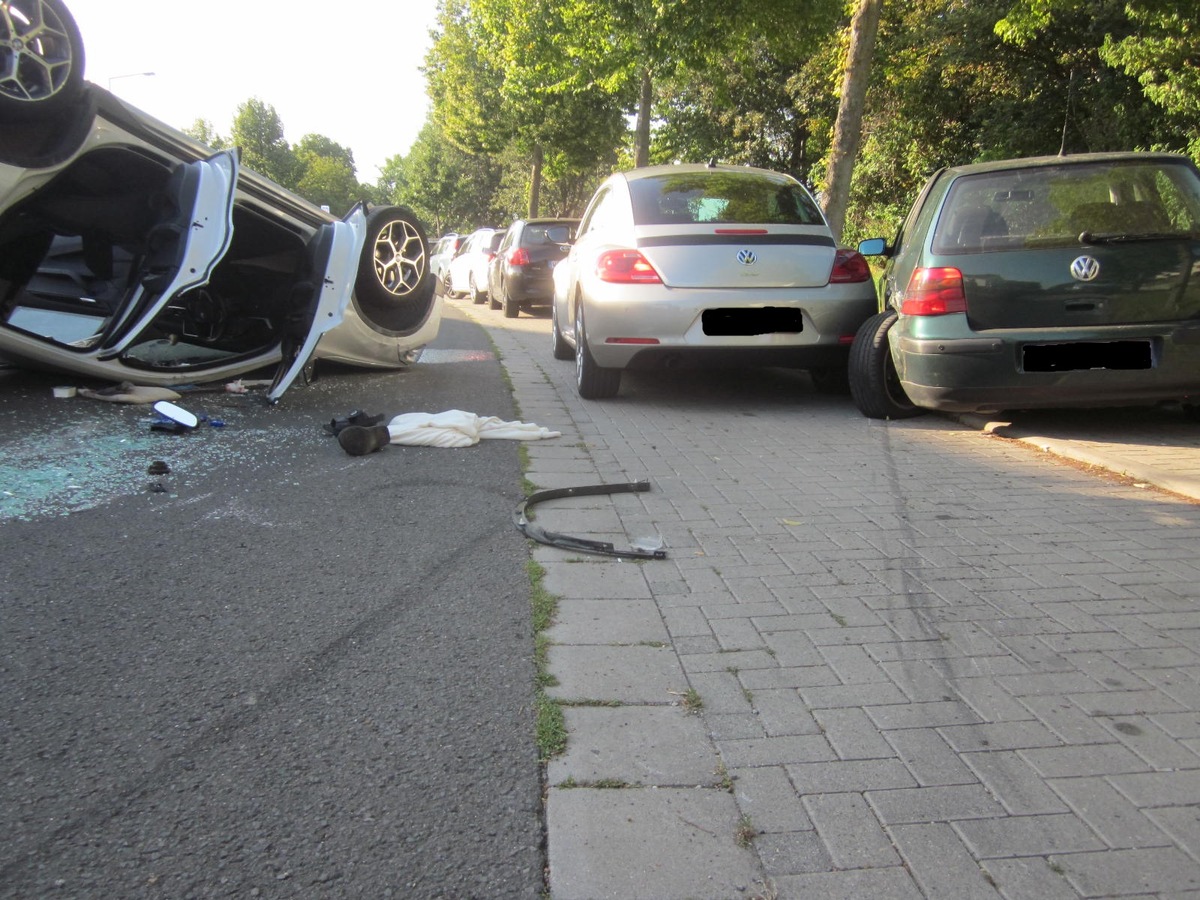 POL-PDWO: alleinbeteiligter Verkehrsunfall am Krankenhaus mit einer schwerverletzten Person und hohem Sachschaden