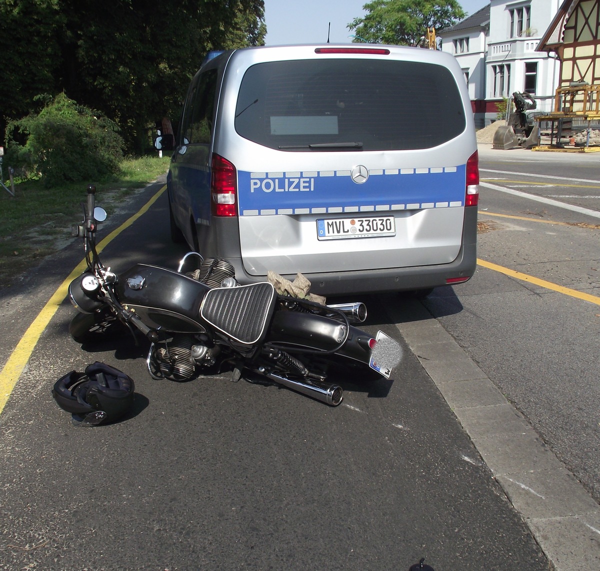 POL-NB: Auffahrunfall zwischen Krad und PKW/ Funkstreifenwagen