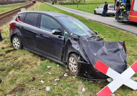 BPOL-FL: Rosendahl - Zug kollidiert mit PKW auf Bahnübergang - Fahrerin leicht verletzt