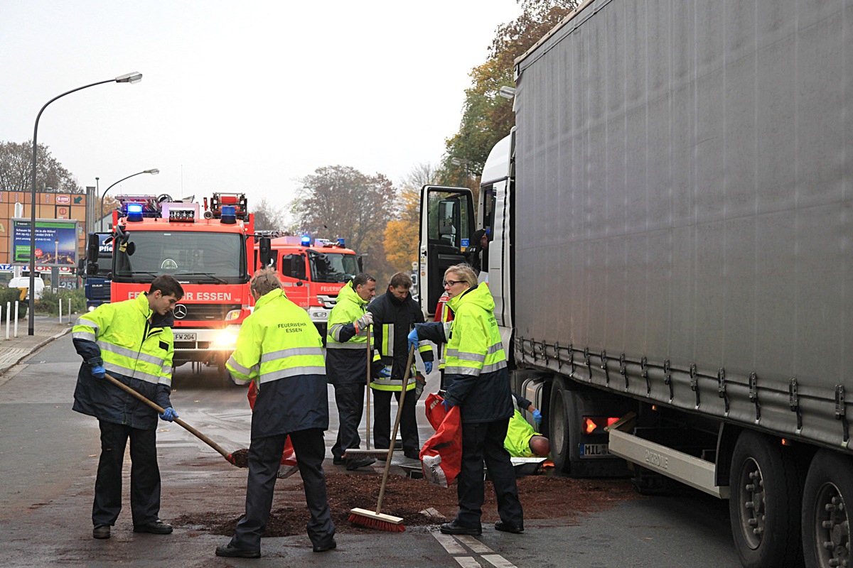 FW-E: 40-Tonnen-Sattelzug reißt sich kurz vor dem Ziel seinen Kraftstofftank auf, größere Menge Diesel läuft aus