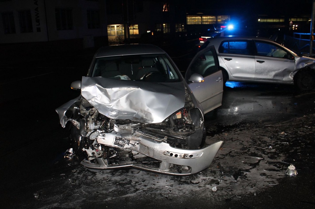 POL-OE: Zwei Verletzte bei Verkehrsunfall