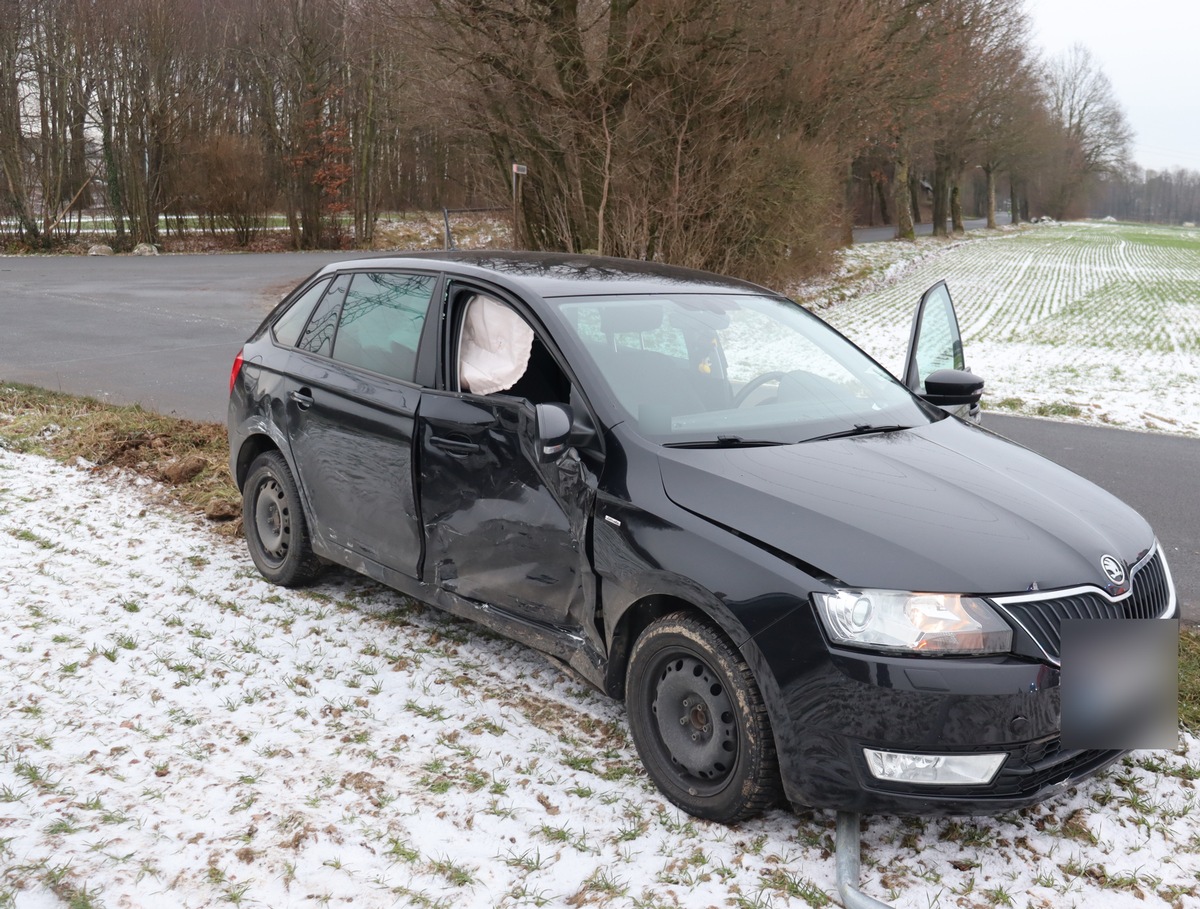 POL-HF: Verkehrsunfall im Kreuzungsbereich - 56-jährige Frau aus Enger verletzt