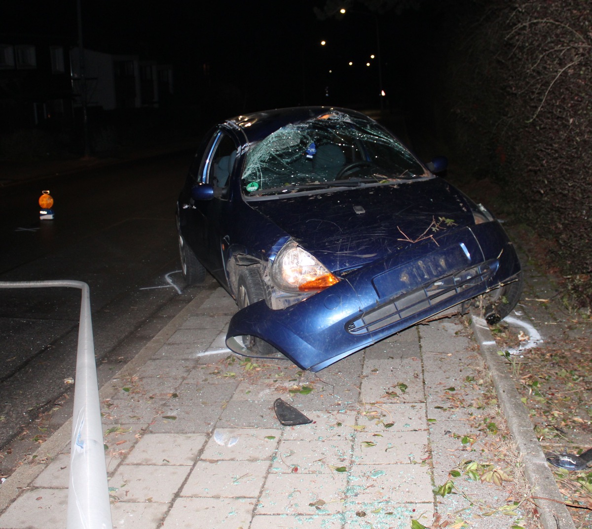 POL-DN: Mit Auto gegen Laterne gefahren und geflüchtet