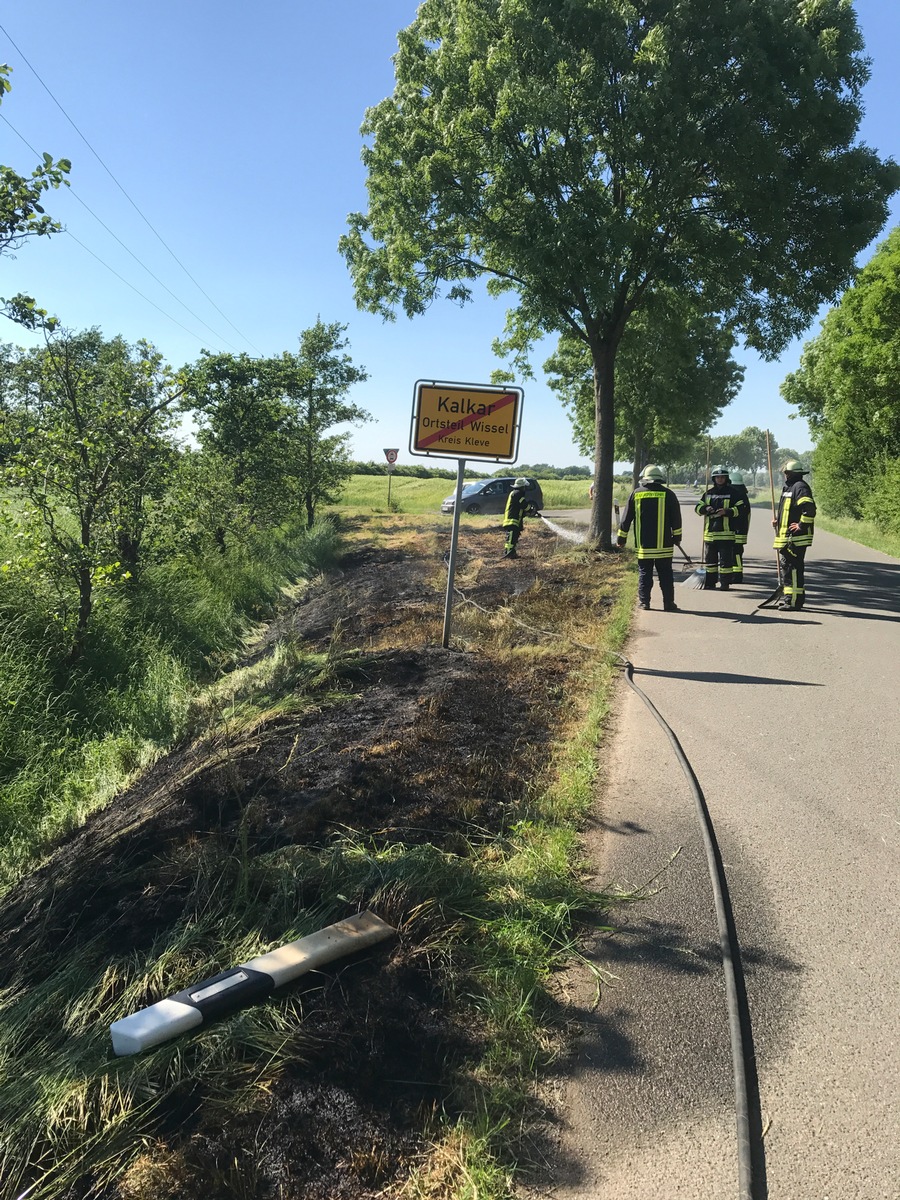 Feuerwehr Kalkar: Flächenbrand in Kalkar Wissel