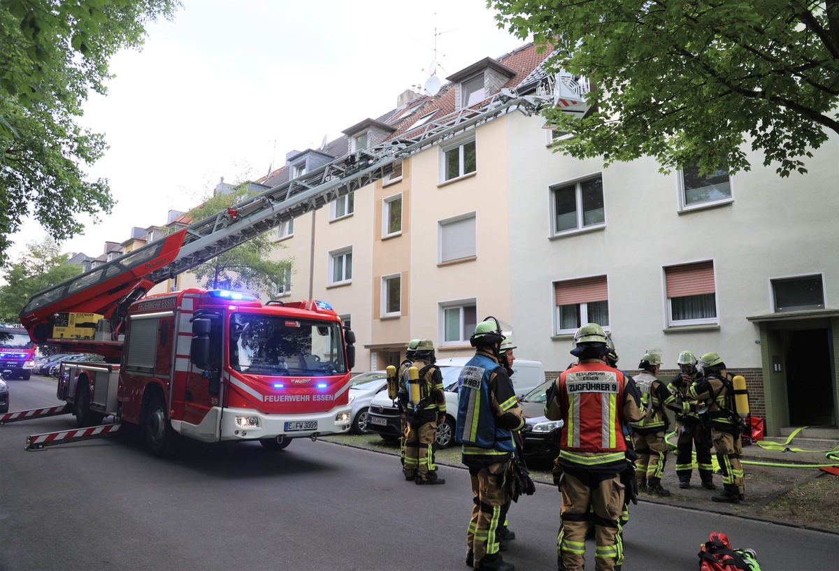 FW-E: Kellerbrand in einem Mehrfamilienhaus - zwei Personen gerettet