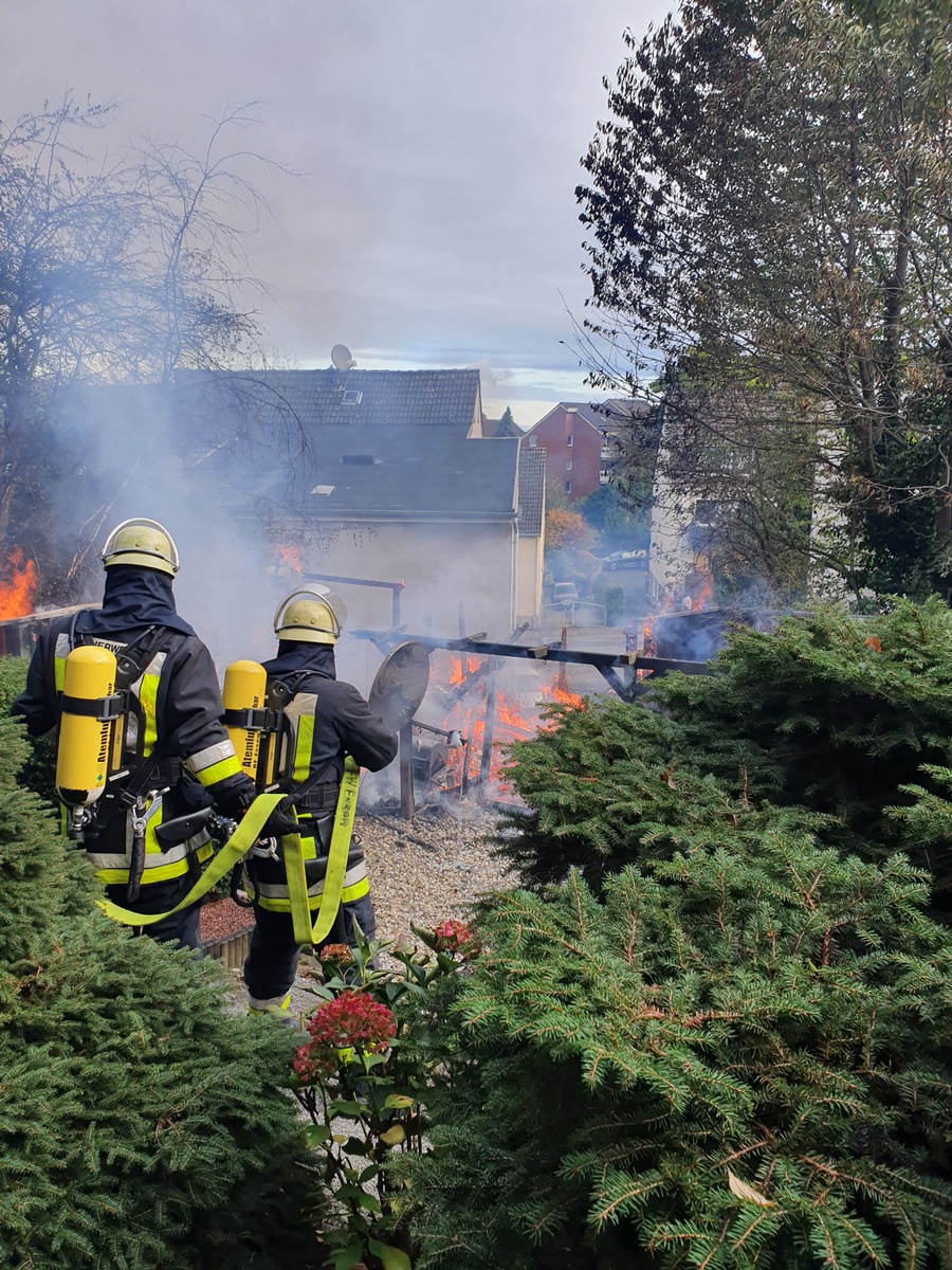 FW-E: Brand eines Gartenhäuschens