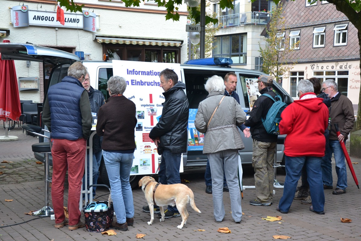 POL-HM: &quot;Tag des Einbruchschutzes&quot; auf dem Marktplatz in Holzminden: Polizeiliche Informationen zum Einbruchschutz / Wochenmarkt bot guten Rahmen für aufklärende Information der Polizei