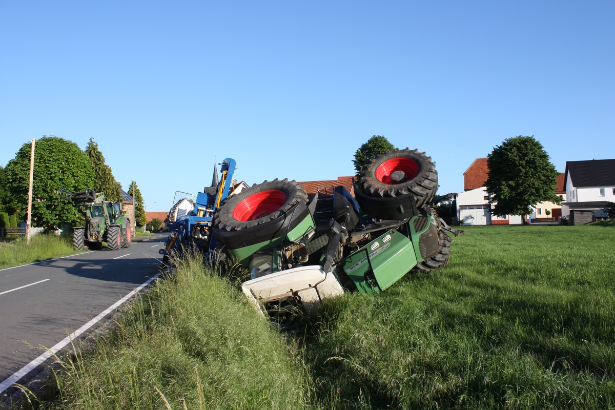 POL-HX: Trecker kommt von Straße ab - 2 Verletzte