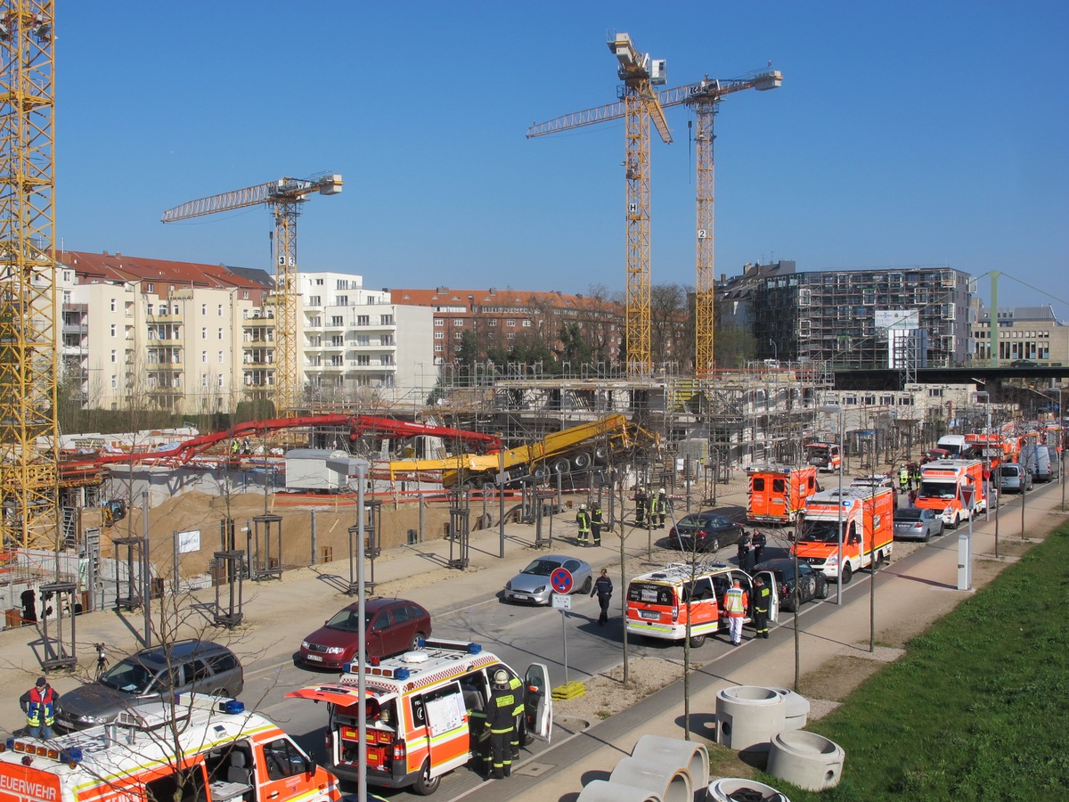 FW-D: Arbeitsunfall auf Baustelle, zwei Arbeiter verstorben, einer schwer verletzt.

Düsseldorf, Montag, 11. April 2016, 08:53 Uhr Marc-Chagall-Straße, Pempelfort