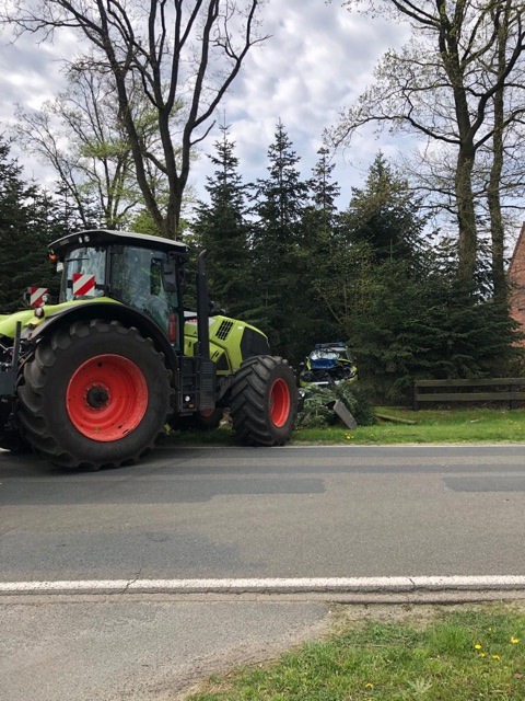 POL-WL: Mit dem Traktor Streifenwagen gerammt