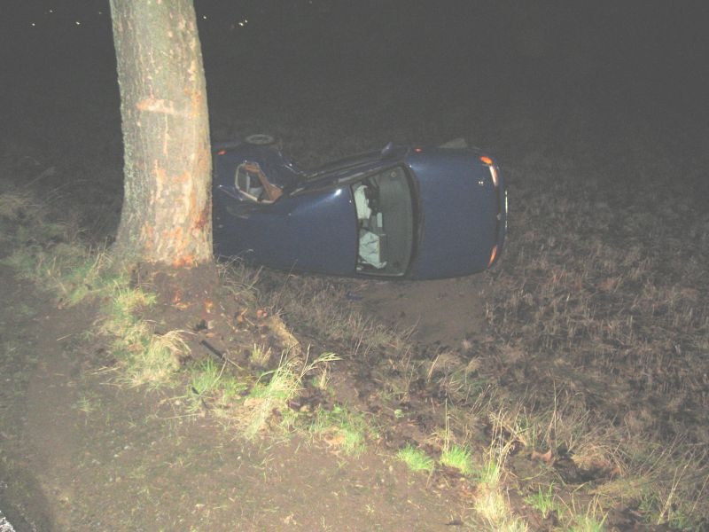 POL-HM: Pressemitteilung der Polizei Aerzen - Verkehrsunfall: Pkw prallt gegen Baum