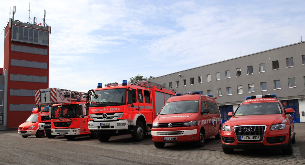 FW-E: Zimmerbrand in Mehrfamilienhaus, zwei Personen verletzt