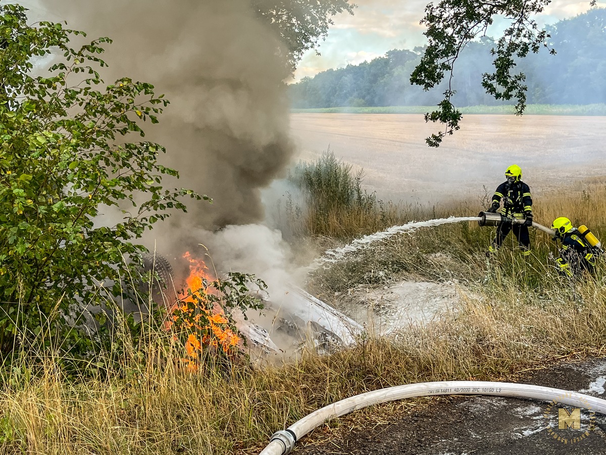 FW Flotwedel: PKW geht nach Verkehrsunfall in Flammen