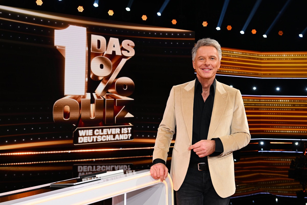 Schlau. Schlauer. Am schlausten. Jörg Pilawa testet am Mittwoch in der neuen SAT.1-Show &quot;Das 1% Quiz - Wie clever ist Deutschland?&quot; 100 Kandidat:innen