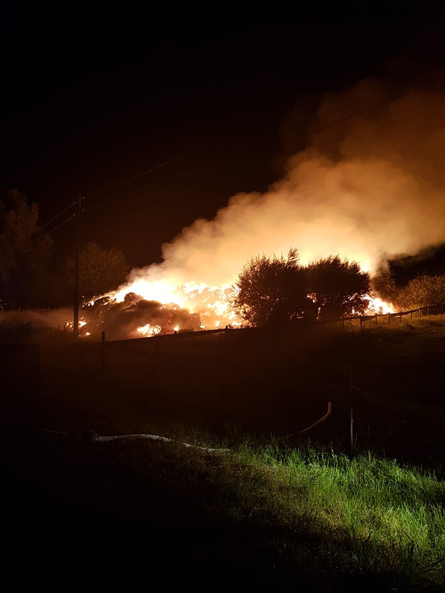 POL-NB: Brand von 360 Strohballen in 18574 Glutzow-Hof, Poseritz