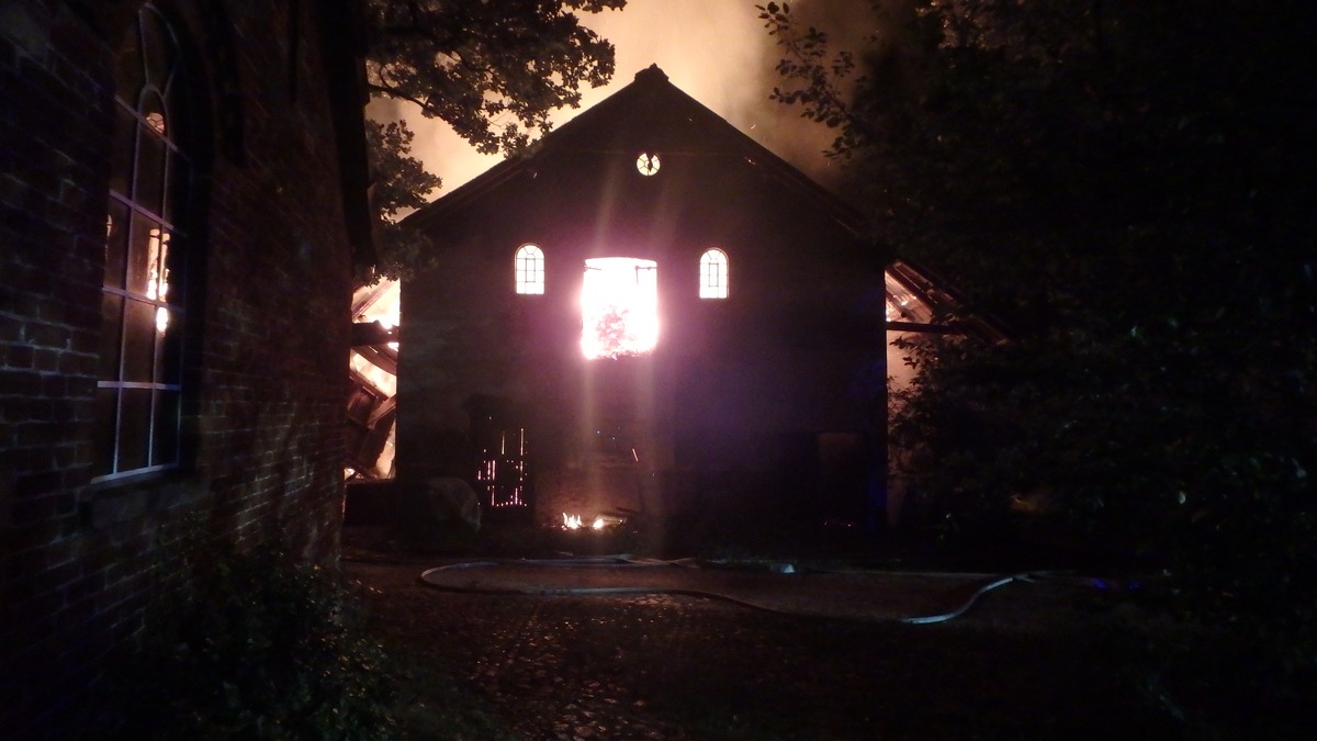 POL-ROW: ++ Historisches Stallgebäude ein Raub der Flammen - Hoher Sachschaden ++